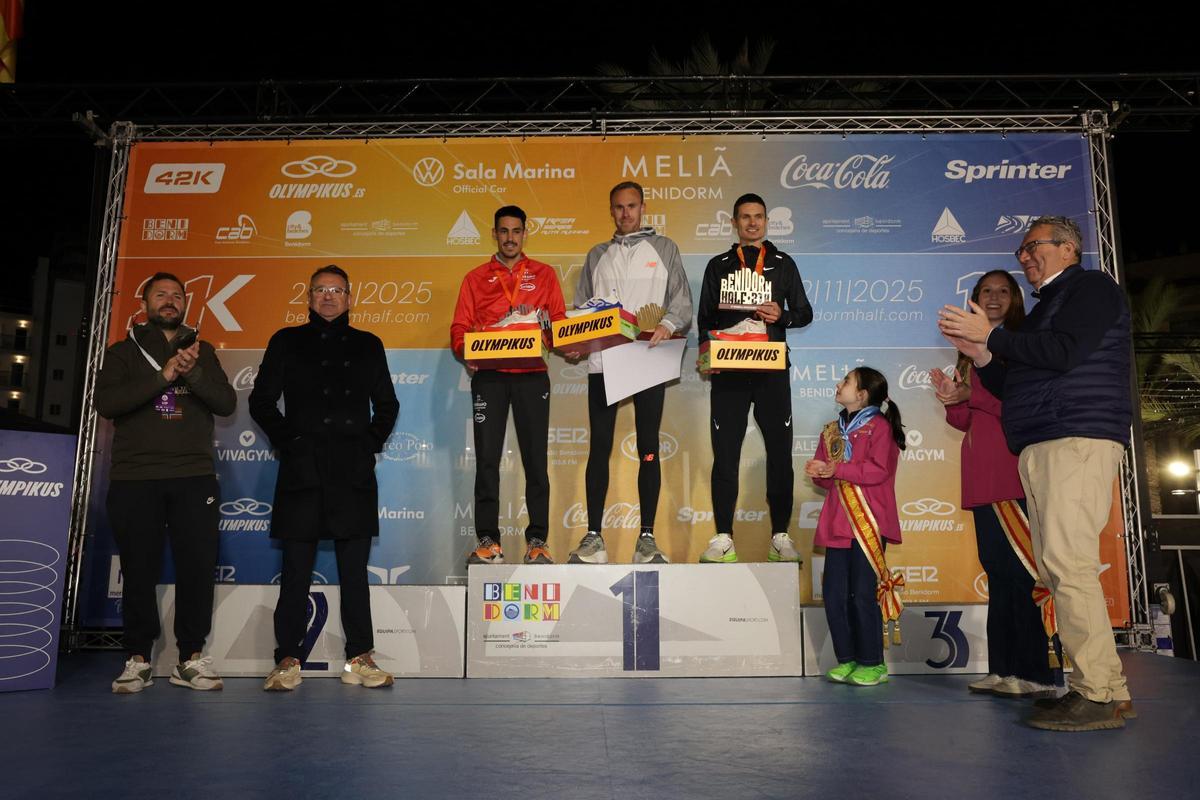 El podio de la 21K masculina de la Benidorm Half 2025 posa con sus premios