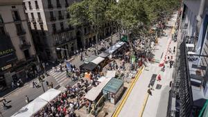 La Rambla con paradas de libros y rosas por Sant Jordi y las obras en el lado del Gòtic.