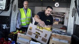 Carga y descarga de mercancía en el nuevo almacén de alimentos frescos del Banc dels Aliments en Mercabarna.