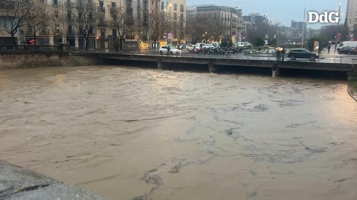 Vídeo | Així baixa el riu Onyar al seu pas per Girona a causa de la llevantada