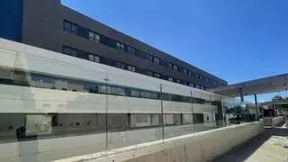 El Hospital de Ibiza blinda Urgencias con 80 cristales de máxima seguridad tras el accidente mortal del año pasado