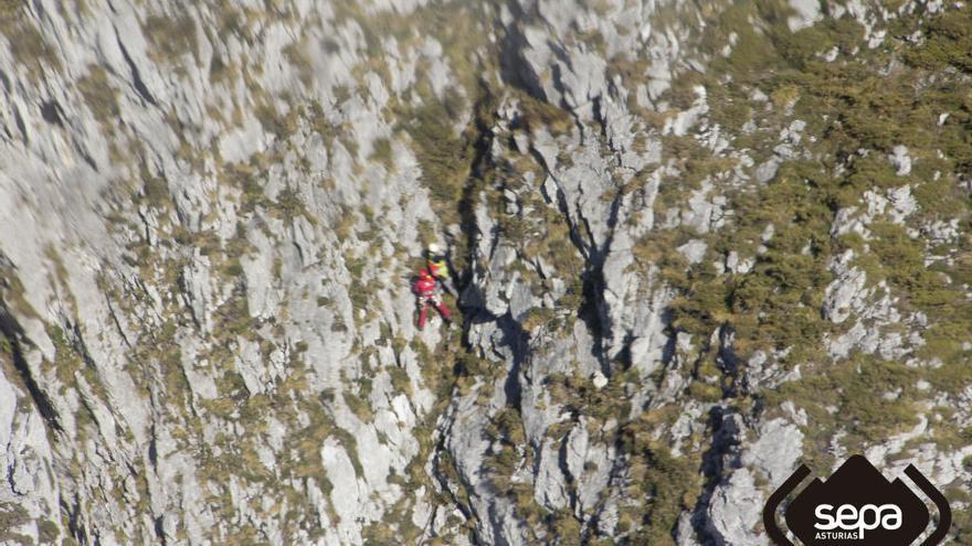 Rescatan un cazador enriscado en plena pared en Peñarredonda