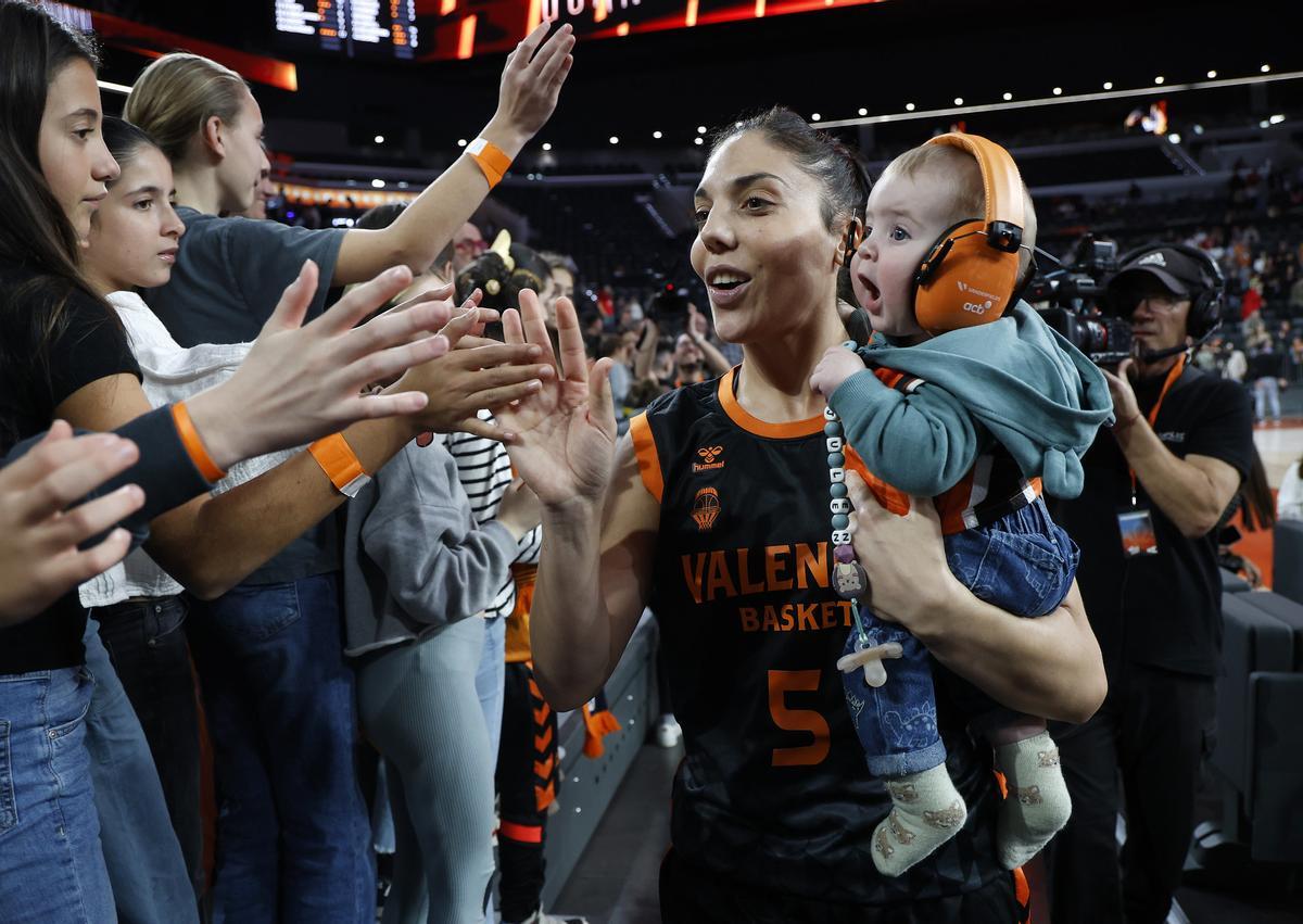 Ouviña, con el pequeño Julen, el domingo en el Roig Arena