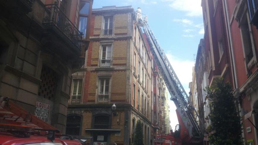 Los bomberos retirando el enjambre de abejas