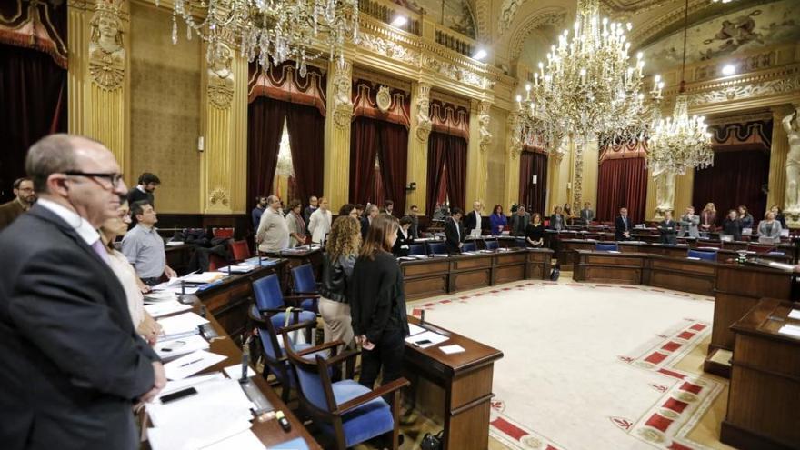 Minuto de silencio en el pleno del Parlament por el asesinato de Laura Luelmo