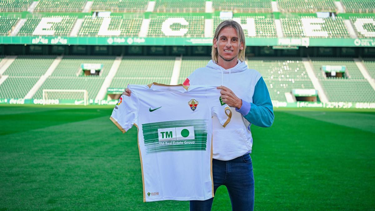 Sebastián Beccacce, este miércoles, en el estadio Martínez Valero, con la camiseta del Elche