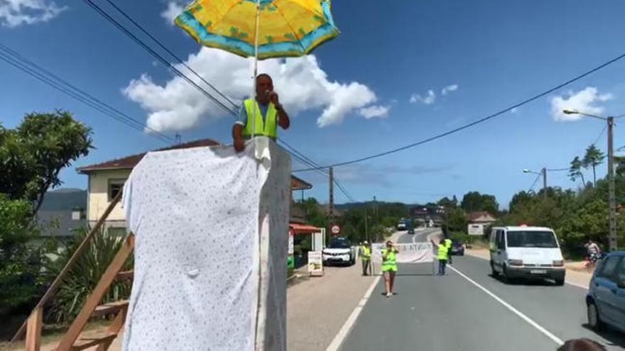 Vecinos de A Vaquería cumplen su advertencia y cortan todos los días un carril de la PO-510