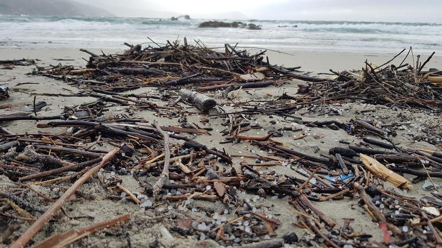 Galicia retiró el equivalente a 90 sacos de pélets y las corrientes empujan el vertido al Cantábrico