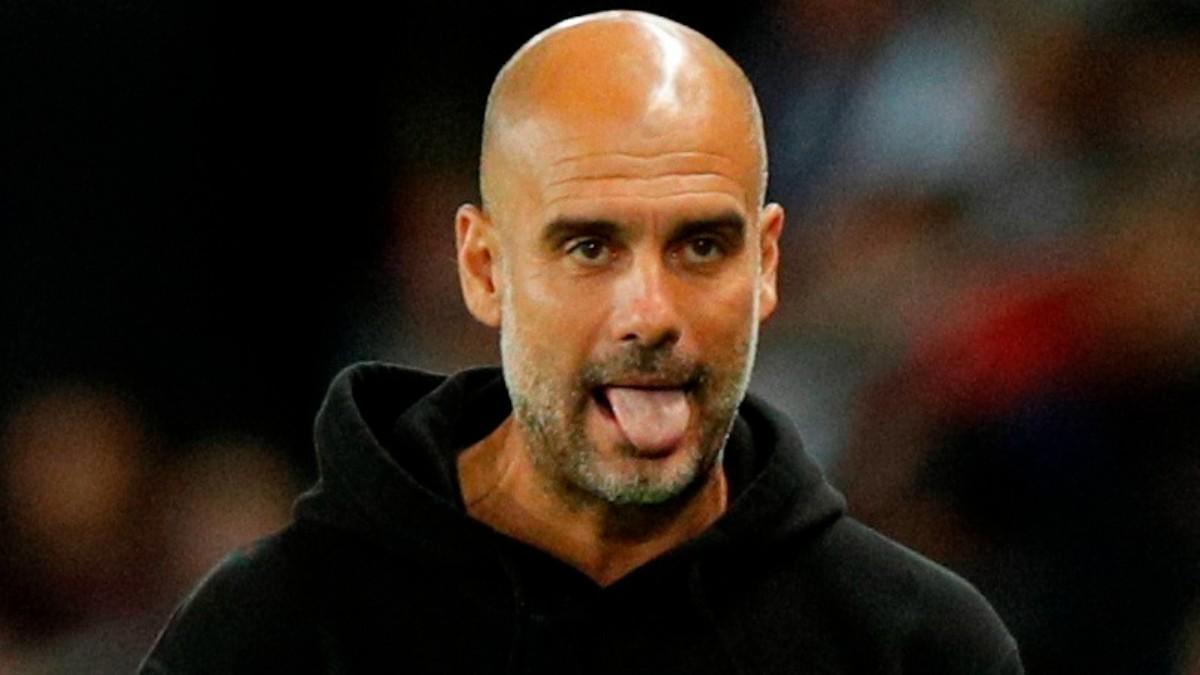 Pep Guardiola con un gesto simpático durante un partido de Champions