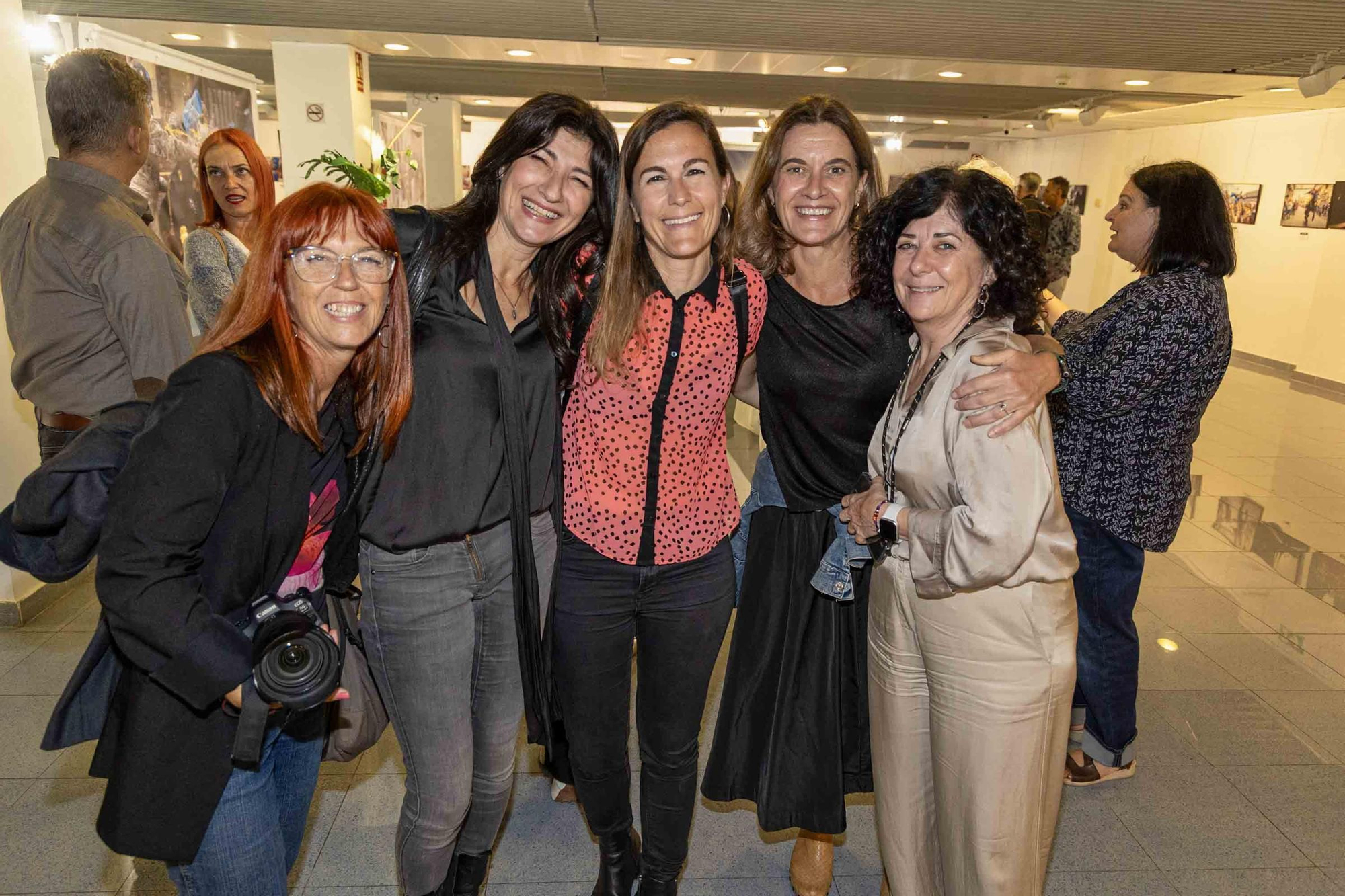 lleno total en la inauguración de INFotoperiodistas 2024,. un año de fotografía de prensa en Alicante
