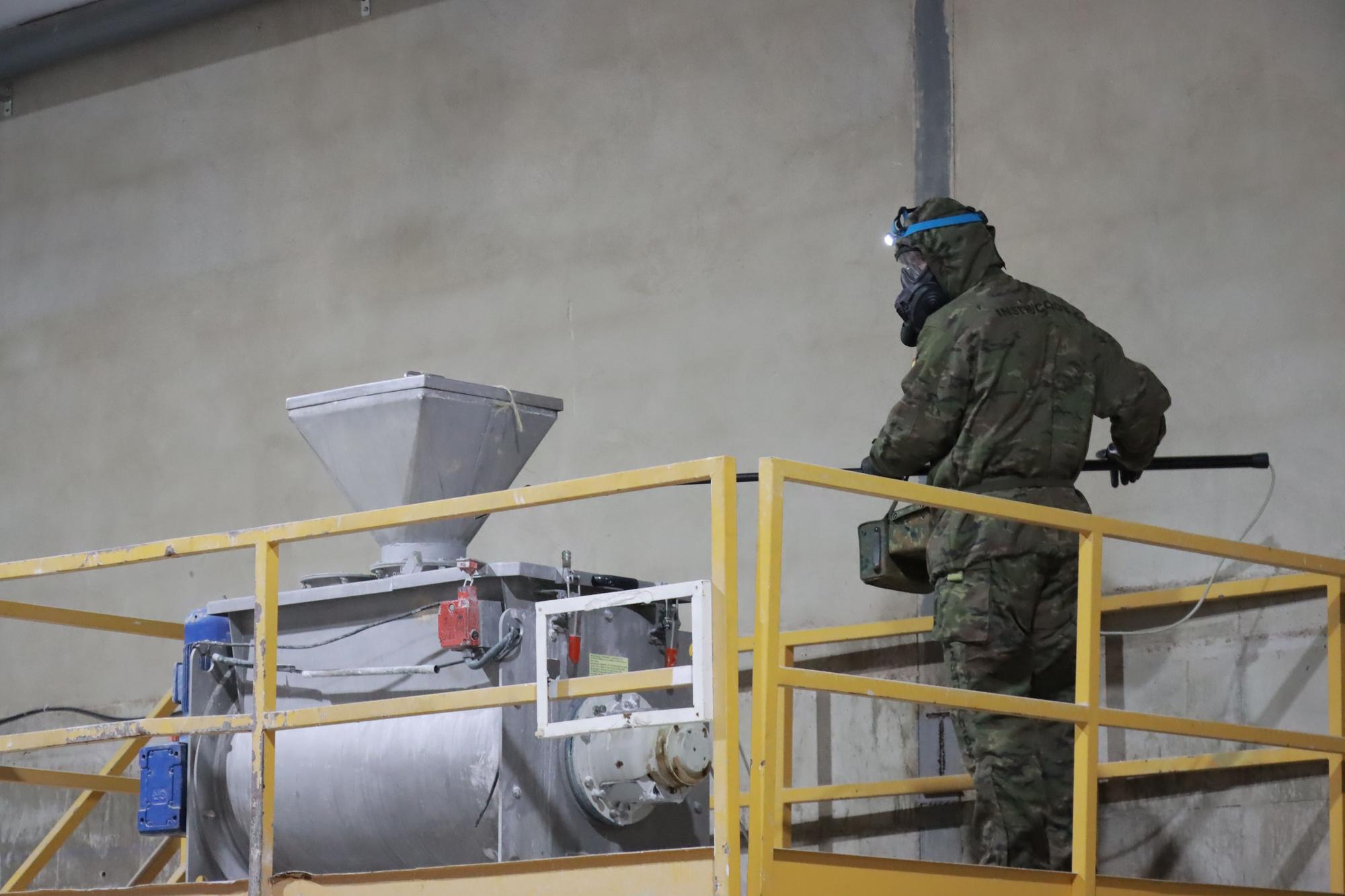 El Ejército simula un ataque químico en una fábrica de Onda