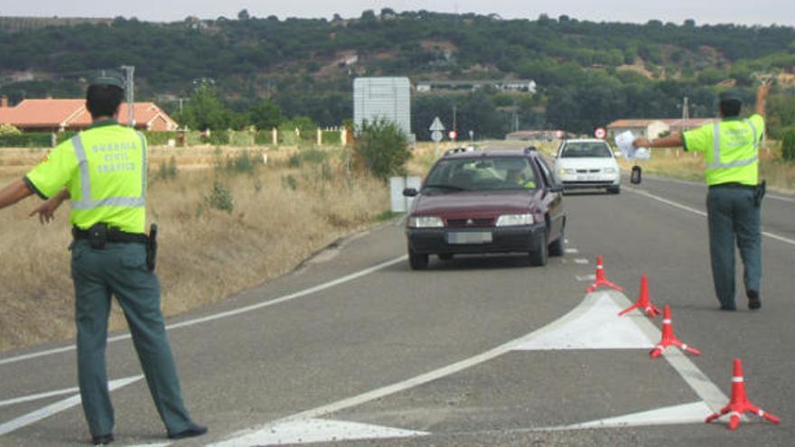 Agentes de la Guardia Civil realizan un control en Toro.