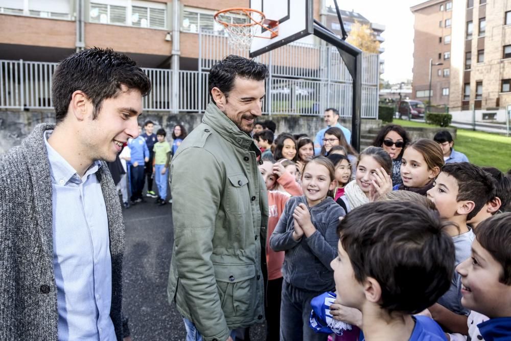 Visita de los jugadores del Real Oviedo, Toché y Héctor, al Colegio Buenavista I