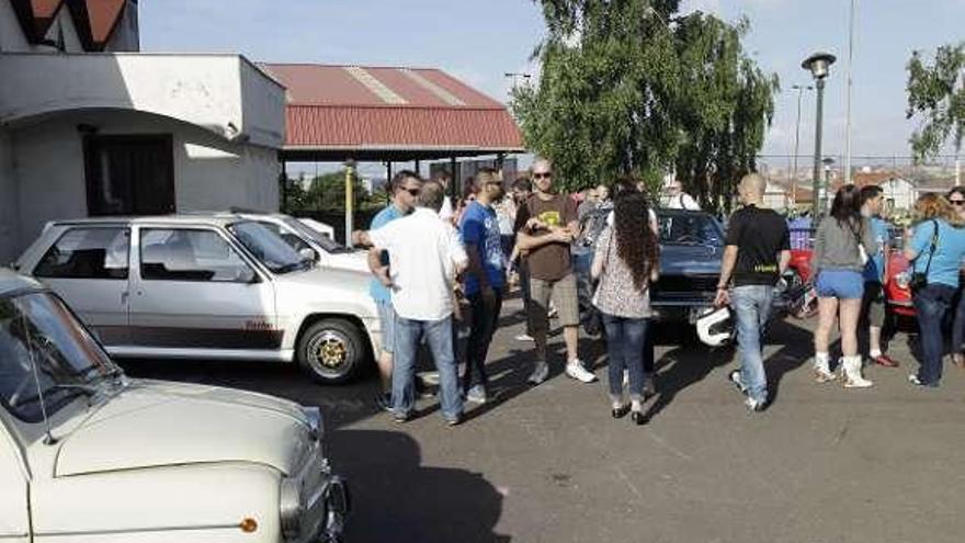 La reunión de coches clásicos tras juntarse con Astur Fénix.