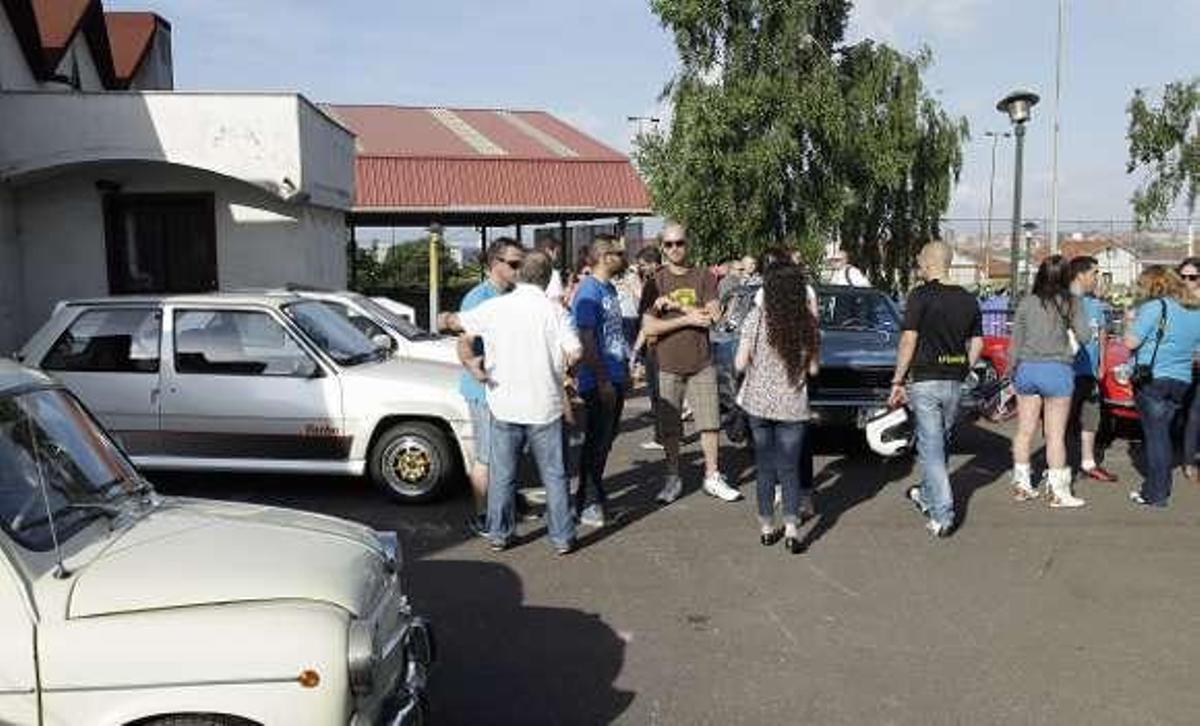 La reunión de coches clásicos tras juntarse con Astur Fénix.