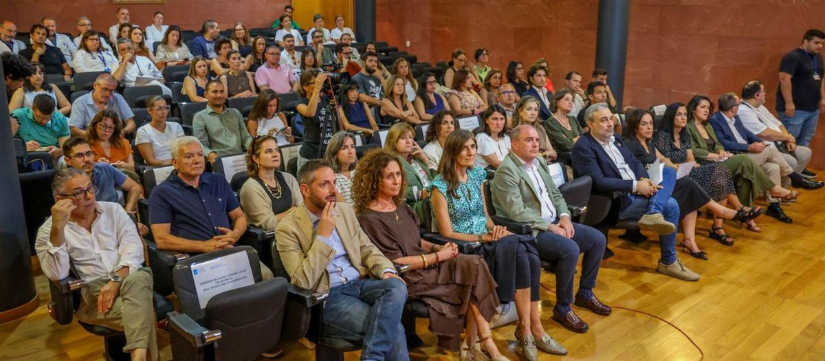 Los profesionales abarrotaron el salón de actos del Hospital. | Iñaki Abella