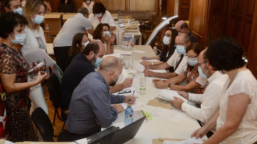 Recuento del voto emigrante en las pasadas elecciones gallegas, en Pontevedra. |   // RAFA VÁZQUEZ