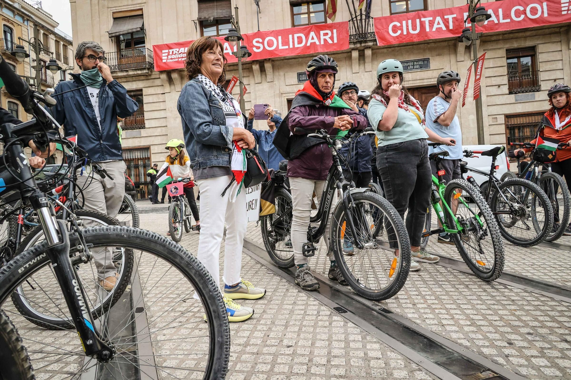 Alcoy se moviliza bajo la lluvia: concentración y marcha ciclista en apoyo al pueblo palestino