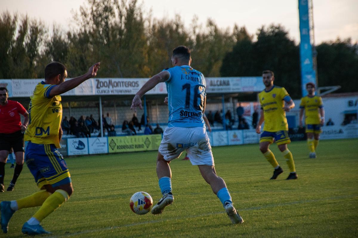 Juanjo Chavalés controla el balón.