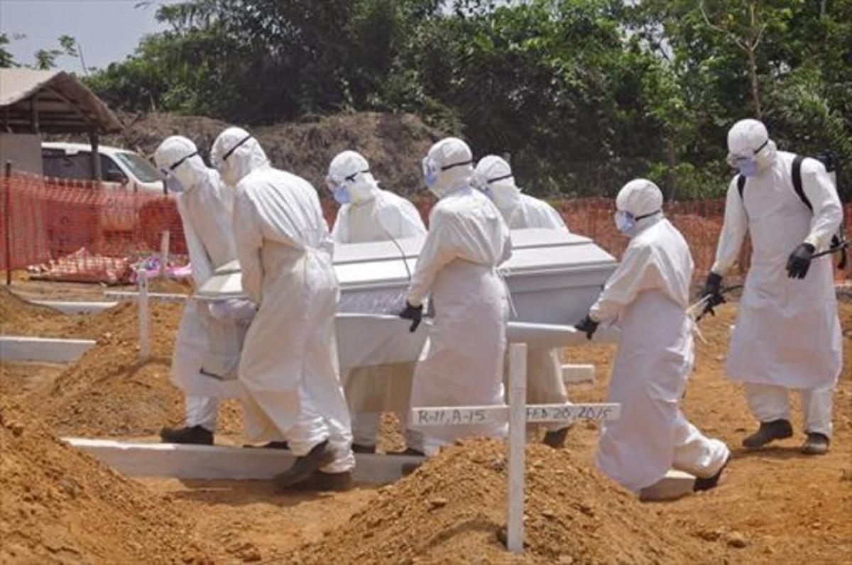 Sanitaris traslladen el cadàver d’una víctima d’Ebola, el març passat, a Monròvia (Libèria).