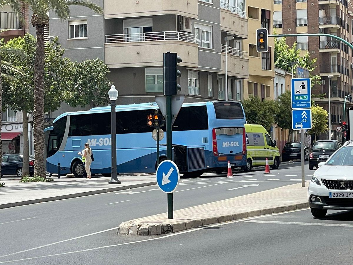 El autocar averiado este jueves entrando en el Paseo de Germanías de Elche