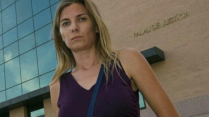 Elena Tendero ante de los Juzgados de San Vicente.