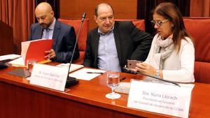 El director de Catalunya Ràdio, Saül Gordillo; el director de TVC, Vicent Sanchis, y la presidenta en funciones de la CCMA, Núria Llorach, en el Parlament.