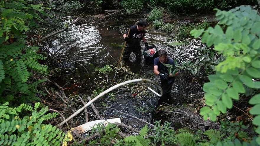 Voluntarios retiran basuras del cauce del río Gafos. // Gustavo Santos