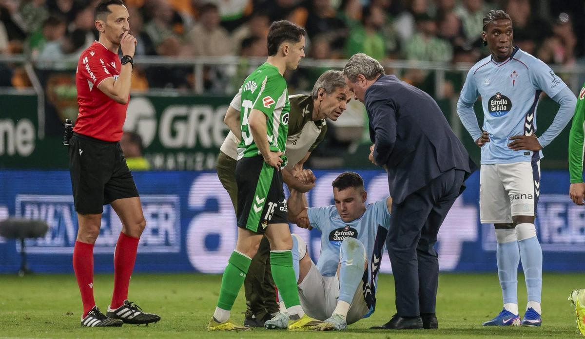 El médico del Celta, Juan José García Cota, atiende al Jutglà, que sufrió una conmoción y tuvo que abandonar el terreno de juego. | LOF