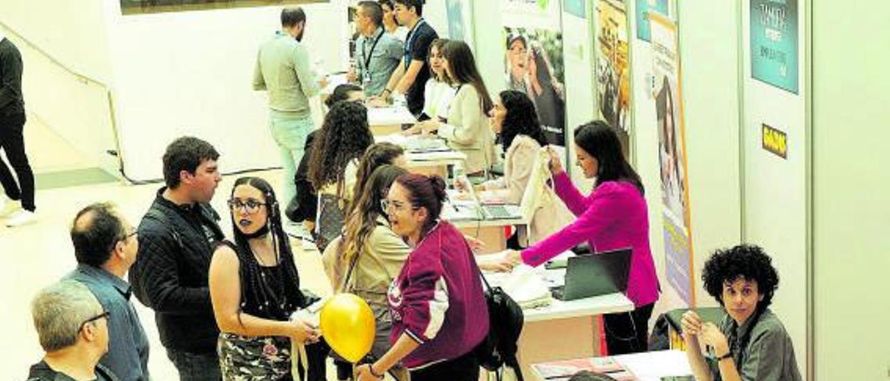 Jóvenes durante una feria de empleo celebrada en 2022 en Zamora. | Jose Luis Fernández