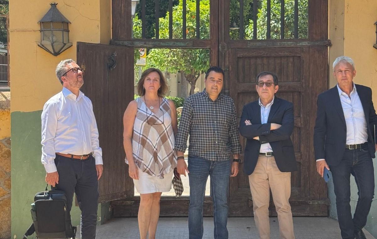 Representantes municipales y autonómicos a la entrada de Villa Amparo en Rocafort.