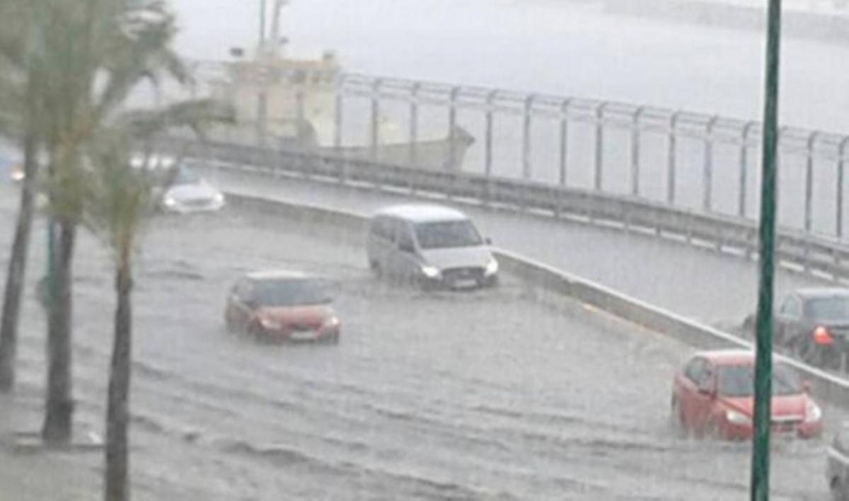 Gewitterregen überflutet Paseo Marítimo in Palma