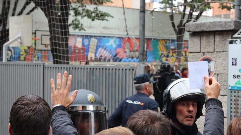 La Policia Nacional desallotja el col·legi Verd de Girona