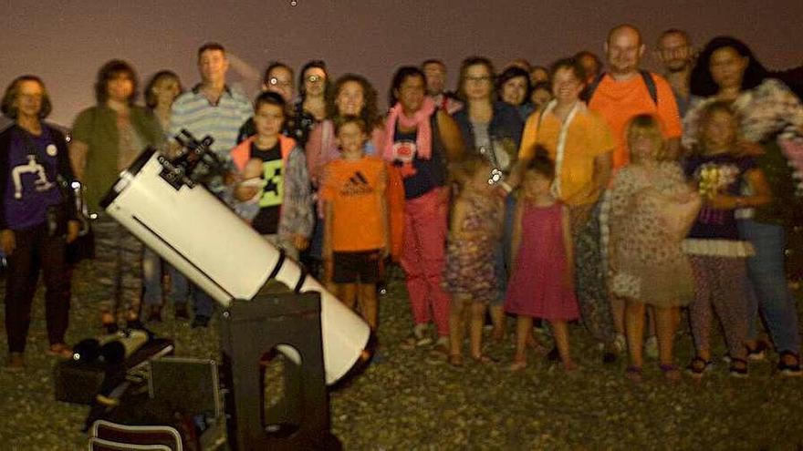 Los participantes de la cita astronómica celebrada el pasado sábado en la terraza de Vigozoo.