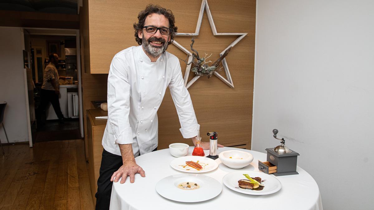 Oriol Ivern, en el restaurante Hisop con el menú de Fin de Año asequible que ha ideado para los lectores de 'Cata Mayor'.