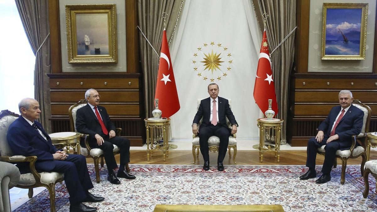 Erdogan se reúne con líderes del partido gobernante y de dos opositores, en Ankara, este lunes.