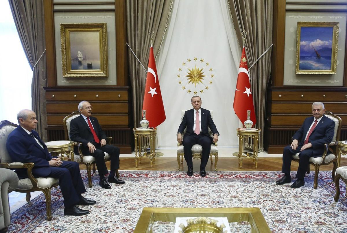 Reunión del presidente turco, Erdogan, con líderes políticos en Ankara.