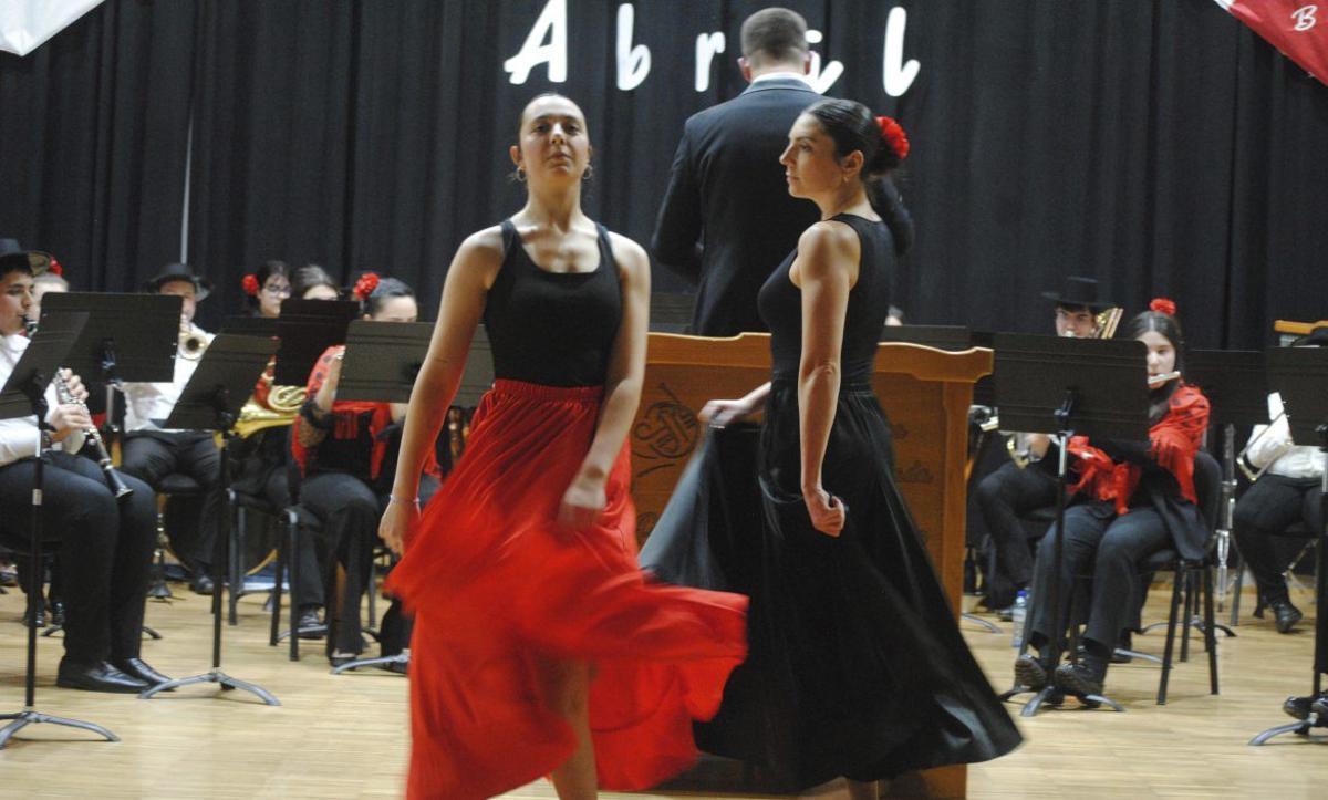 La Banda de Agolada llena el auditorio de ritmo andaluz con su Feria de Abril | ÁNGEL UTRERA