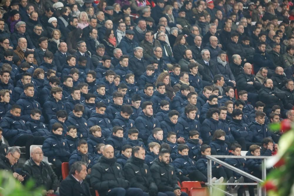 Miles de personas despiden a Quini en un abarrotado estadio de El Molinón