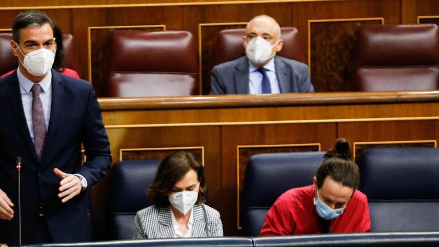 Pla mitjà del president del govern espanyol, Pedro Sánchez, amb els vicepresidents Carmen Calvo i Pablo Iglesias a la sessió de control del Congrés