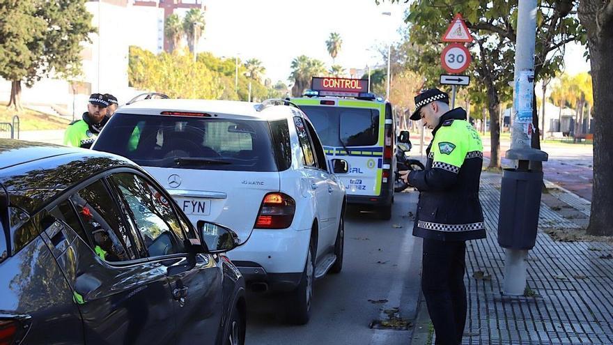 Multan un conductor por 500 euros en vez de 200 euros por no colocar la v15 en el coche: el Gobierno varía la ley que endurece las sanciones