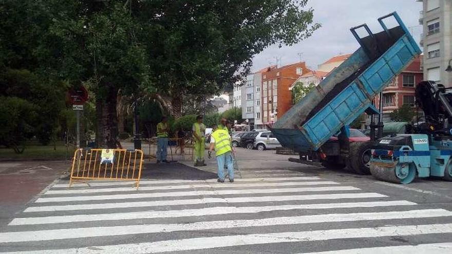 Operarios asfaltando el paso de peatones entre O Señal y Ojea. // G.N.