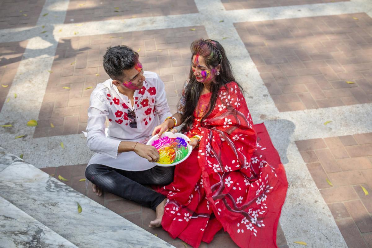 Celebración del Holi en el templo nacional Dhakeshwari, en Dhaka, Bangladesh