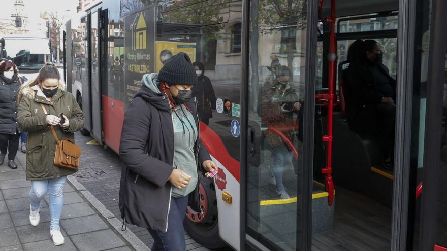 Melody Encarnación, ayer, disponiéndose a subir al autobús en la parada de la Gota de Leche. | Marcos León