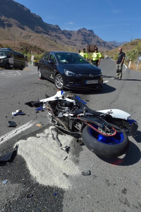 17-03-2019 SAN BARTOLOMÉ DE TIRAJANA. Accidente. Choca un coche contra tres motos.   Fotógrafo: ANDRES CRUZ  | 17/03/2019 | Fotógrafo: Andrés Cruz