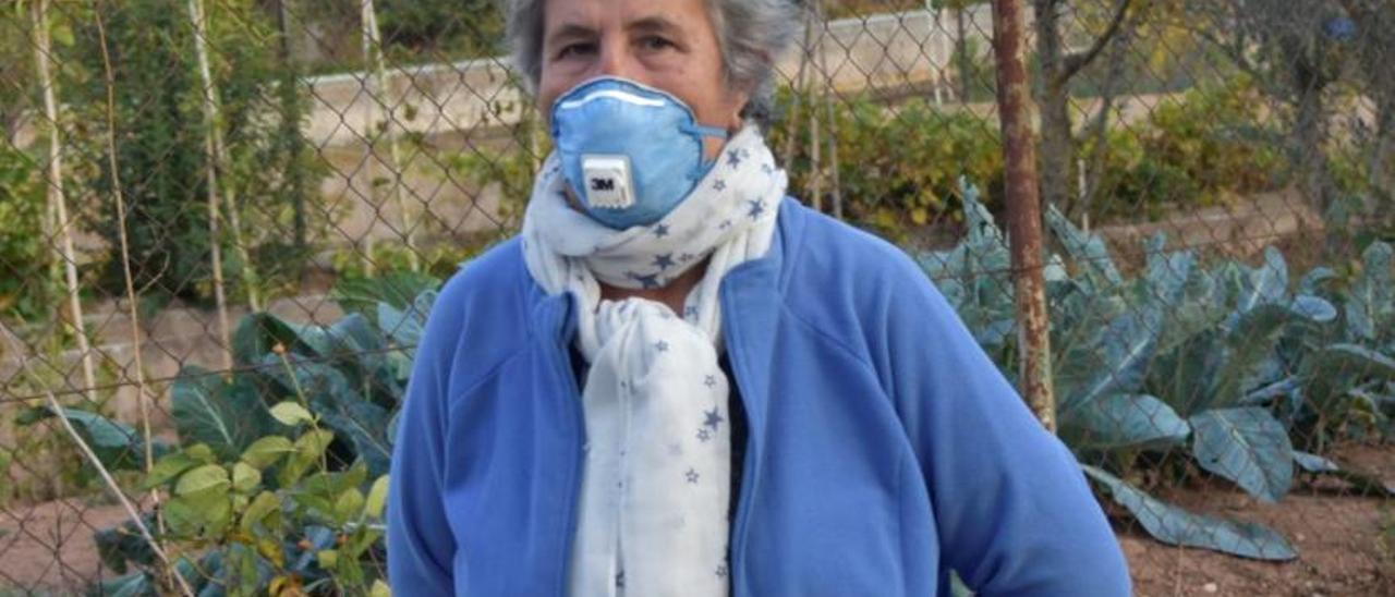 Rosario Sánchez, una de les veïnes del Calvet afectades per les fortes olors que ha de dur mascareta per la sensibilitat als components químics