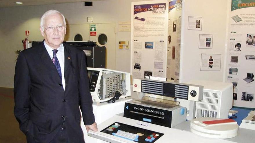 Miguel Ángel Ríos, con el IMB 1130 de la USC, en una muestra en la que se exhibió el primer computador de la universidad gallega.