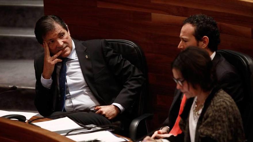 Javier Fernández, sentado junto a Guillermo Martínez y Dolores Carcedo, ayer, en el Pleno de la Junta.