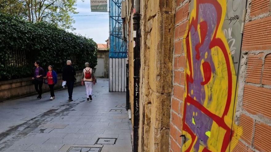 Una pintada, ayer, en una puerta del Antiguo. | L. B.