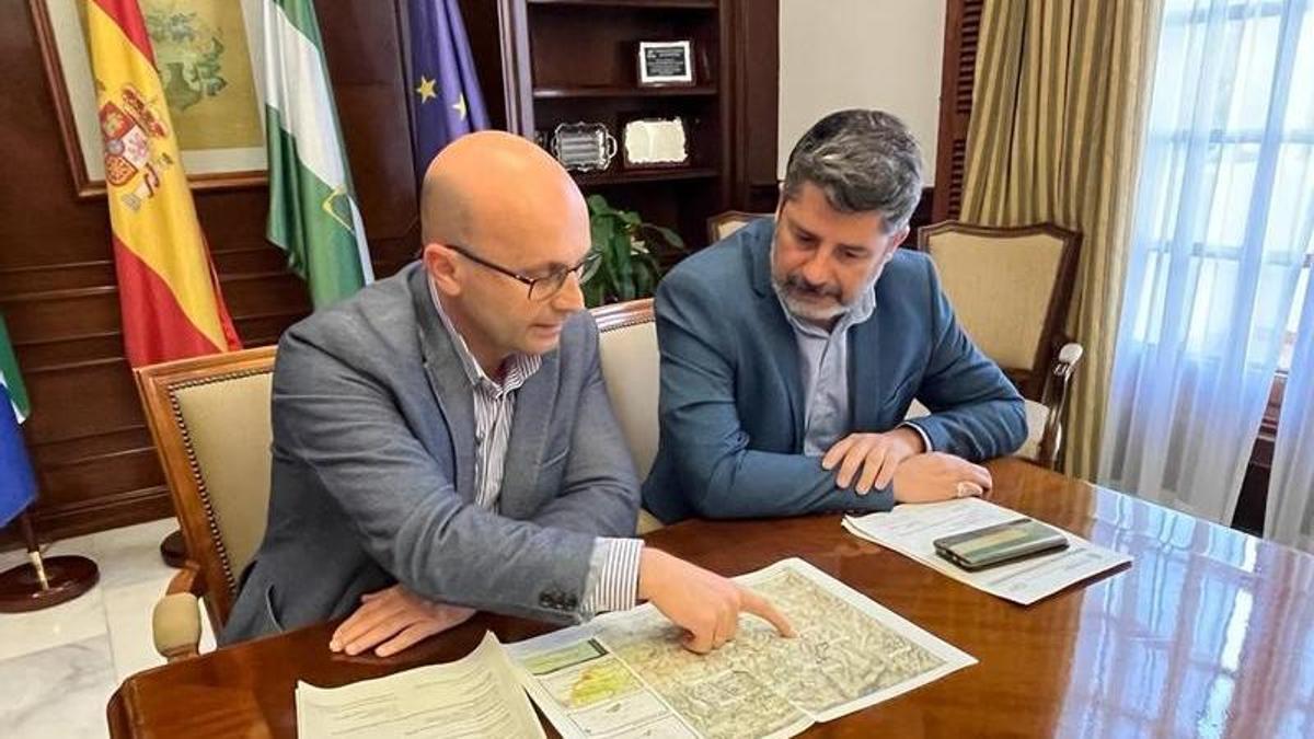 José Carlos Martín y Roy Pérez supervisan los detalles de la obra sobre plano.